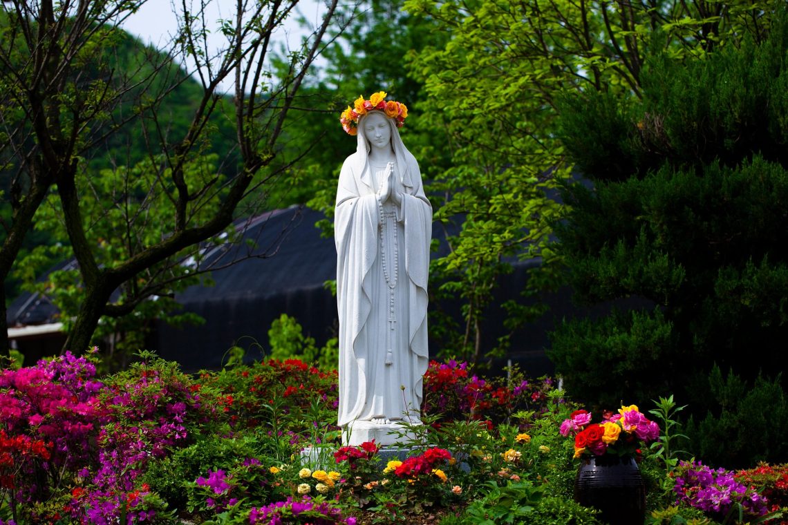 La Santisima Virgen Maria en un Jardin